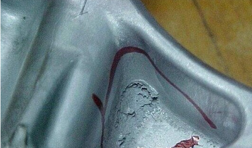 鋁壓鑄過(guò)程中鑄件表面上會(huì)有摩擦燒蝕的情況是怎么回事？